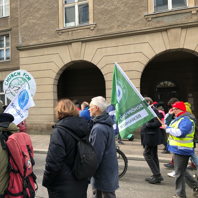 Das Bild zeigt Demonstrierende mit Fahnen und Bannern in Berlin.