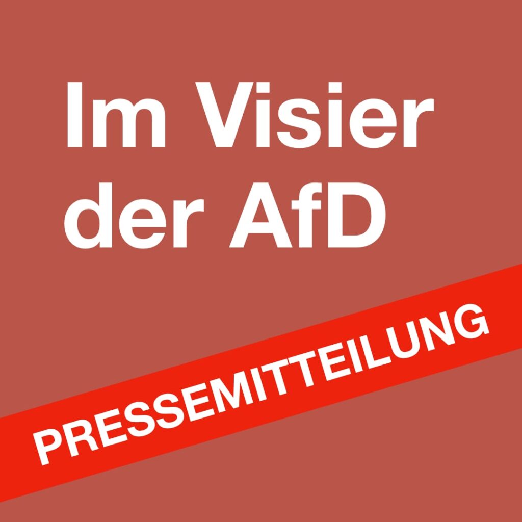 Bild zeigt auf braunem Hintergrund den Text "Im Visier der AfD". Untenterhalb ein roter Querbalken mit dem Text "Pressemitteilung".