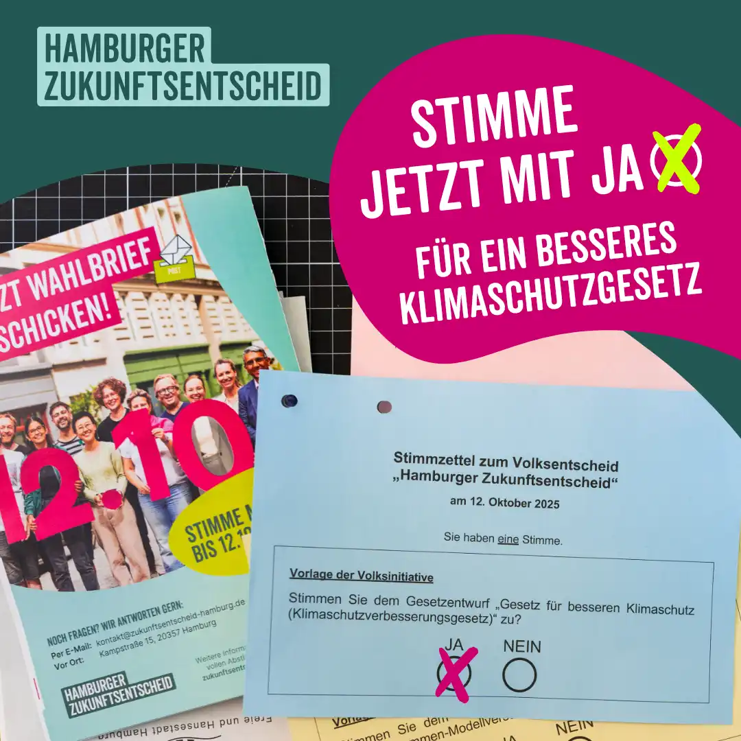 Das Bild zeigt im Vordergrund einen Stimmzettel zum Volksentscheid "Hamburger Zukunftsentscheid" mit einem angekreuzten "Ja-Feld". Im Hintergrund ein Flyer, der zur Briefwahl aufruft. Datum 12.10.2025. Text: "Hamburger Zukunftsentscheid. Stimme jetzt mit Ja. Für ein besseres Klimaschutzgesetz".