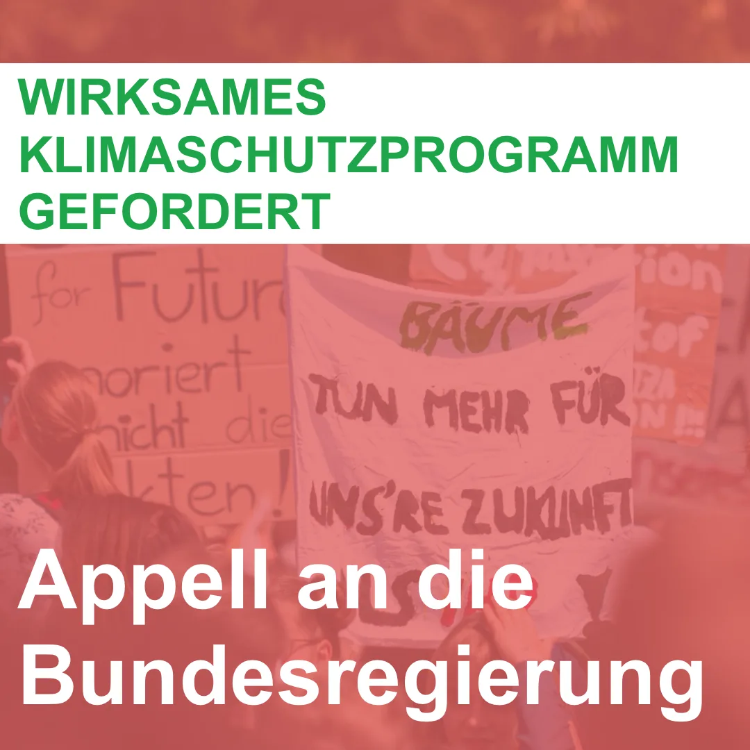 Das Bild zeigt im Hintergrund Transparente und demonstrierende Klimaaktivisti. Text: "Wirksames Klimaschutzprogramm gefordert. Appell an die Bundesregierung".
