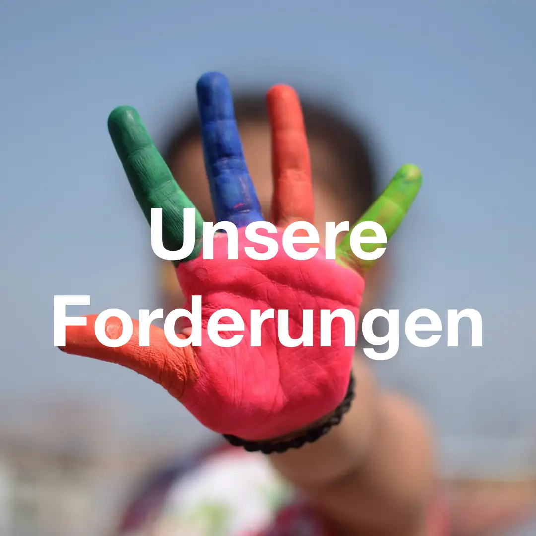 Das Bild zeigt eine bunt bemahlte rechte Hand, die offen in die Kamera gehalten wird. Im Hintergrund ist unscharf eine Person sichtbar. Text: "Unsere Forderungen".