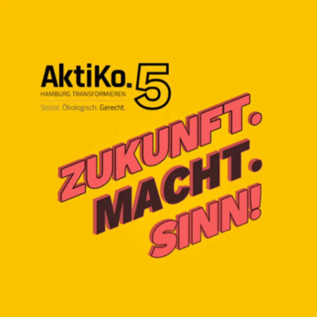 Auf gelbem Hintergrund ist das Logo von Akiko sichtbar. Text: "Akiko 5. Hamburg transformieren. Sozial. Ökologisch. Gerecht. Zukunft. Macht. Sinn!".
