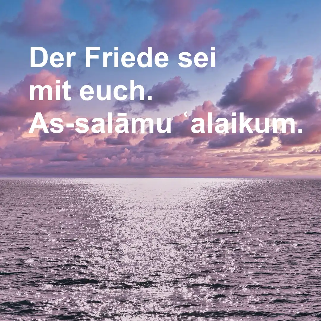 Das Bild zeigt einen rötlichen Wolkenhimmel über dem Meer. Text: "Der Friede sei mit euch. As-salāmu ʿalaikum.".