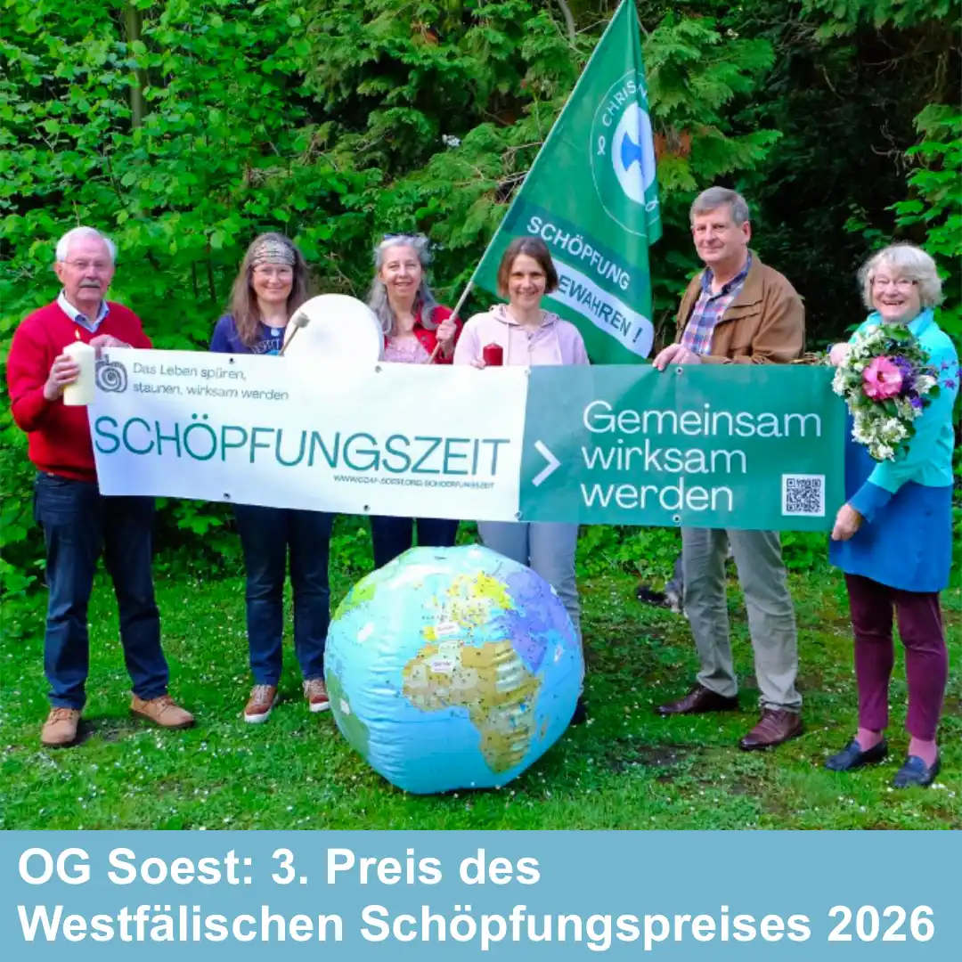 Das Bild zeigt eine Gruppe von sechs Menschen, die freundlich in die Kamera schauen und lächeln. Im Hintergrund ist eine Fahne der Christians for Future sichtbar und im Vordergrund liegt ein aufblasbarer Globus. Die Gruppe hält vor sich ein Transparent mit der Aufschrift: "Das Leben spüren, staunen, wirksam werden. Schöpfungszeit- Gemeinsam wirksam werden." Weiterer Text: OG Soest: 3. Preis des Westfälischen Schöpfungspreises 2026".