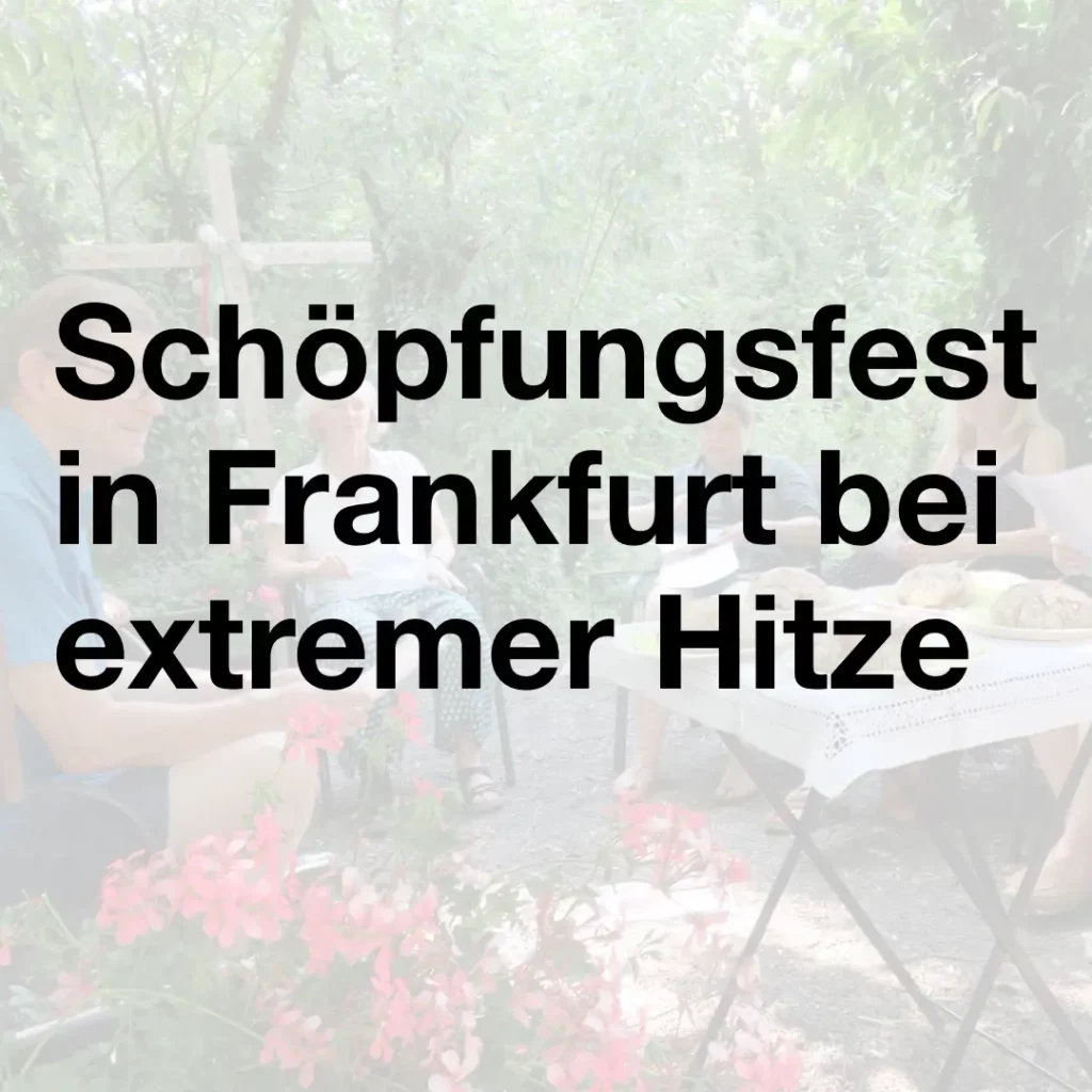 Das Bild zeigt im Hintergrund einige Menschen, die im Freien sitzen, miteinander sprechen. Links im Bild ist ein großes Kreuz sichtbar. Links im Bild ist ein großes Kreuz sichtbar. Text: "Schöpfungsfest in Frankfurt bei extremer Hitze".