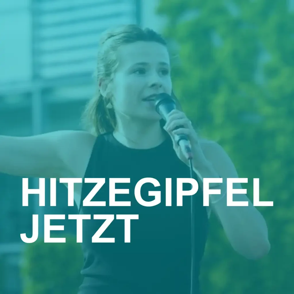 Das Bild zeigt im Hintergrund Luisa Neubauer von den Fridays for Future mit einem Mikrofon in der linken Hand. Text: "Hitzegipfel Jetzt!".