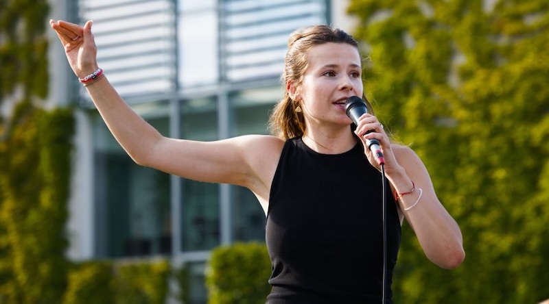 Das Bild zeigt Luisa Neubauer von den Fridays for Future mit einem Mikrofon in der linken Hand.