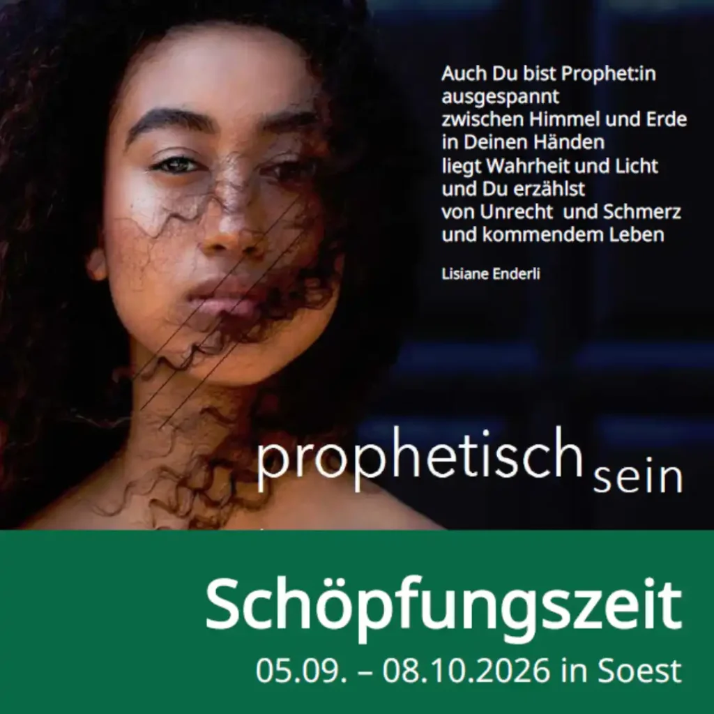 Das Bild zeigt einen Menschen, dem einige lange Haare ins Gesicht wehen. Text:"Auch Du bist Prophet:in ausgespannt zwischen Himmel und Erde in Deinen Händen liegt Wahrheit und Licht und Du erzählst von Unrecht und Schmerz und kommendem Leben. Lisiane Enderli. Prophetisch sein. Schöpfungszeit vom 5.9. bis 8.10.2026 in Soest.".