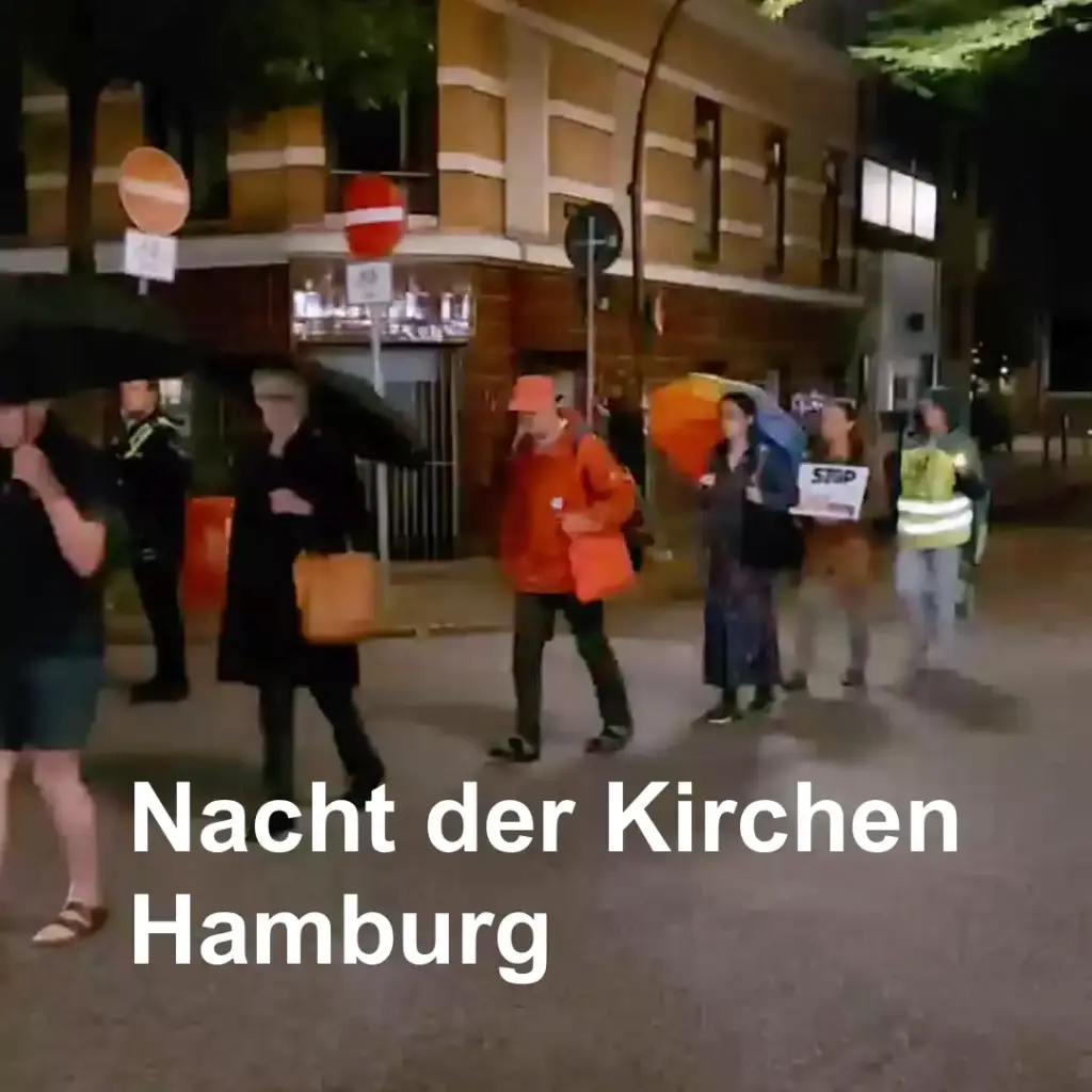 Text: "Nacht der Kirchen Hamburg". Das Bild zeigt mehrere Menschen, die hintereinander mit langsamen Schritten, meditierend auf der Straße gehen.