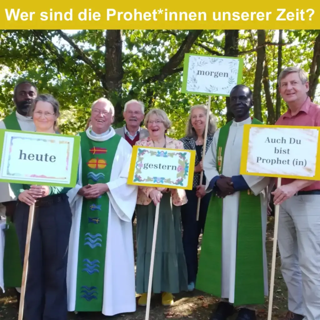 Das Bild zeigt unter dem Text "Wer sind die Prophet*innen" ein Gruppenbild mit acht Menschen, die in einer Reihe stehen. Vier Schilder sind sichtbar. Aufschriften: "heute" "Gestern" "morgen" und "Auch Du bist Prophet(in)".